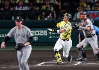 ６回、空振り三振に倒れる佐藤輝（撮影・山口登）