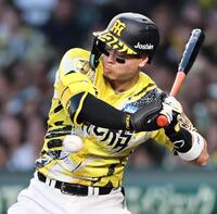 ３回、死球を受ける佐藤輝（撮影・田中太一）