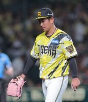 ４回に４点を失い、力なくベンチに戻る伊原（撮影・西田忠信）
