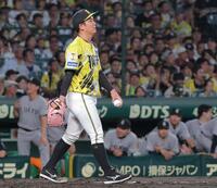 ４回、佐々木に勝ち越しの適時二塁打を許した伊原（撮影・西田忠信）