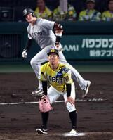 ４回、伊原はダルベックに同点ソロを許す（撮影・山口登）