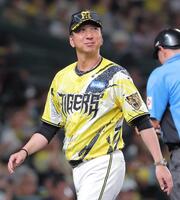 ４回を終え、選手交代を告げた藤川監督（撮影・西田忠信）
