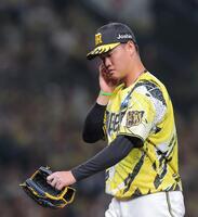 ６回に追加点を許しベンチに戻る及川（撮影・西田忠信）