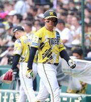 １回、遊ゴロに倒れベンチへ引き揚げる森下（撮影・立川洋一郎）