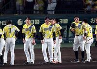 試合を終えファンにあいさつする佐藤輝（右から２人目）ら阪神ナイン（撮影・山口登）