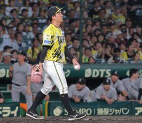 ４回、佐々木に勝ち越しの適時二塁打を許した伊原（撮影・西田忠信）