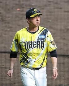 ８回が終わって選手交代を告げ、ベンチへ引き揚げる藤川監督（撮影・立川洋一郎）