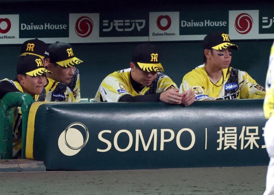巨人に敗れ、ベンチでうつむく才木（中央）＝撮影・山口登