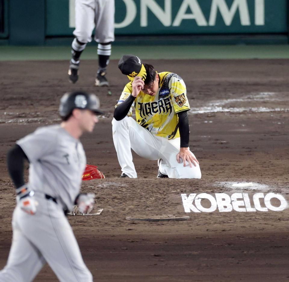 　９回、ダルベックに逆転２ランを許す才木（撮影・山口登）