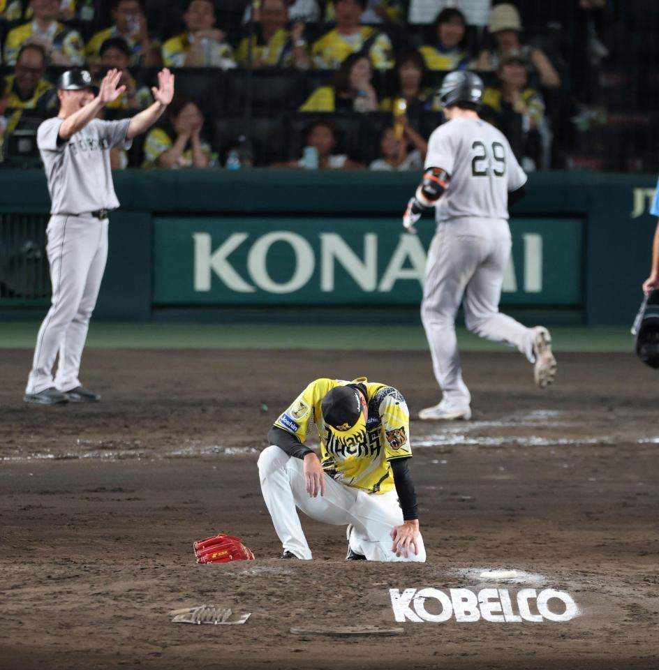 ９回、才木はダルベックに逆転２ランを許す（撮影・山口登）