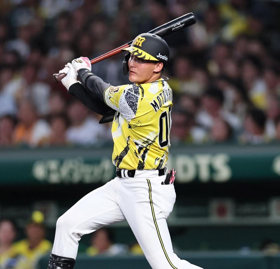 ４回、左前へ安打を放つ元山（撮影・田中太一）