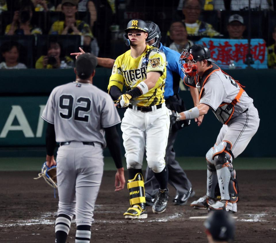 ９回、空振り三振に倒れる佐藤輝（撮影・山口登）
