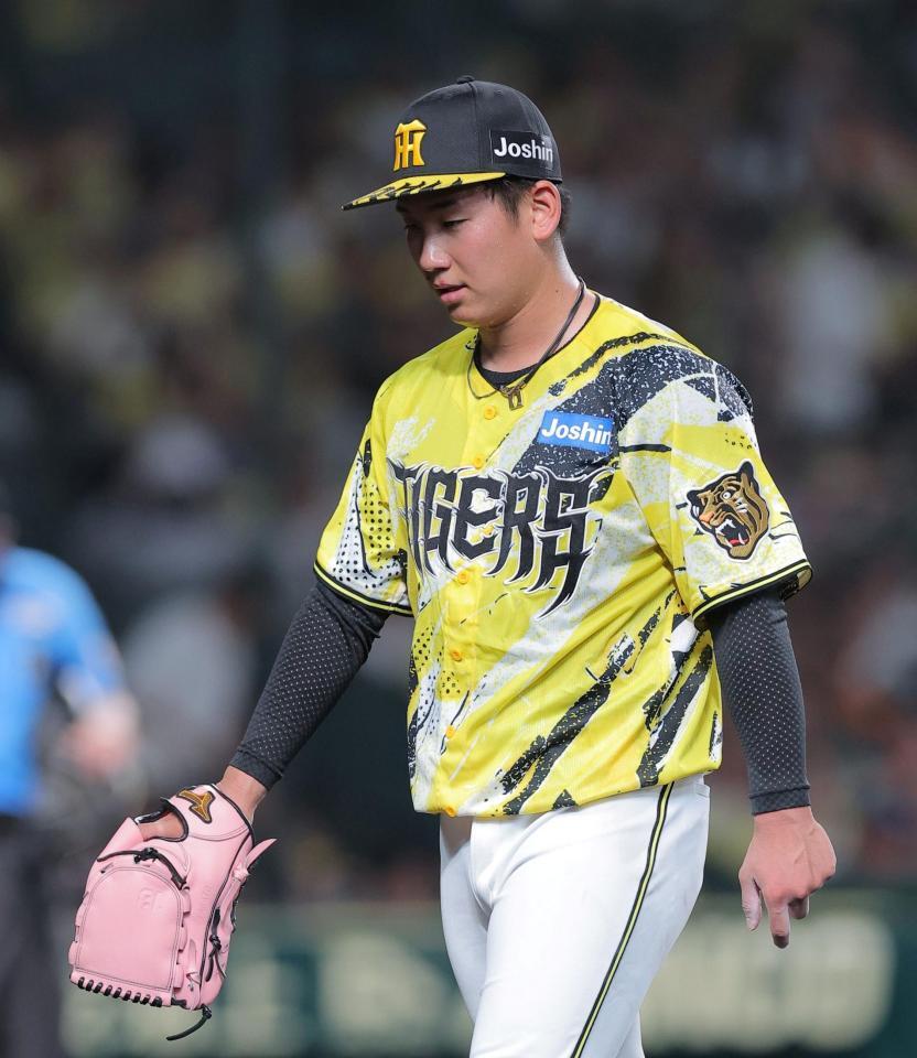 ４回に４点を失い、力なくベンチに戻る伊原（撮影・西田忠信）