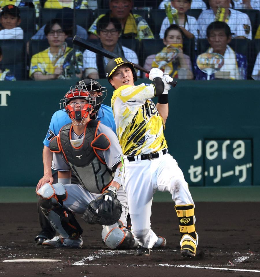 ２回、左前打を放つ伏見（捕手・大城）＝撮影・山口登