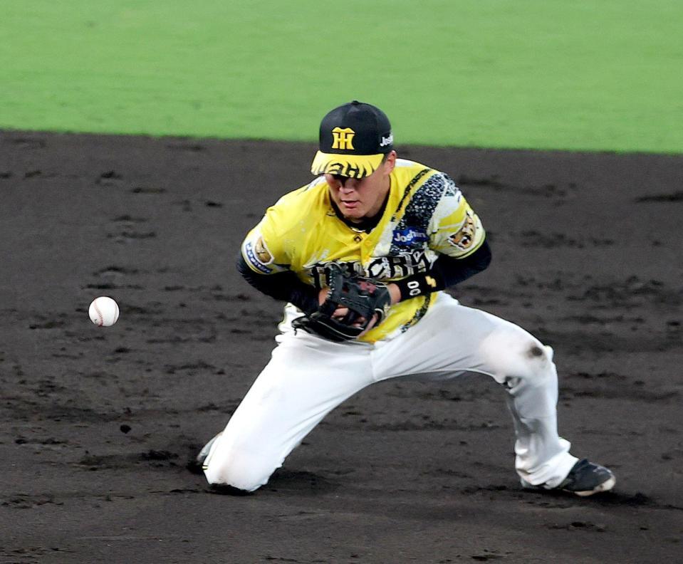 ４回、小浜の打球をファンブルする元山（撮影・立川洋一郎）