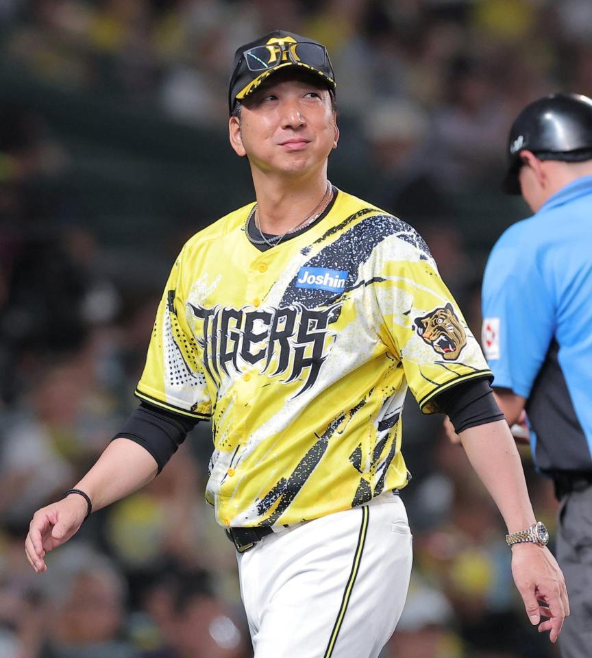 ４回を終え、選手交代を告げた藤川監督（撮影・西田忠信）