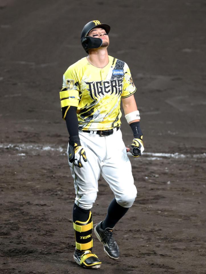 ８回、空振り三振に倒れ、天を仰いでベンチへ引き揚げる佐藤輝（撮影・立川洋一郎）