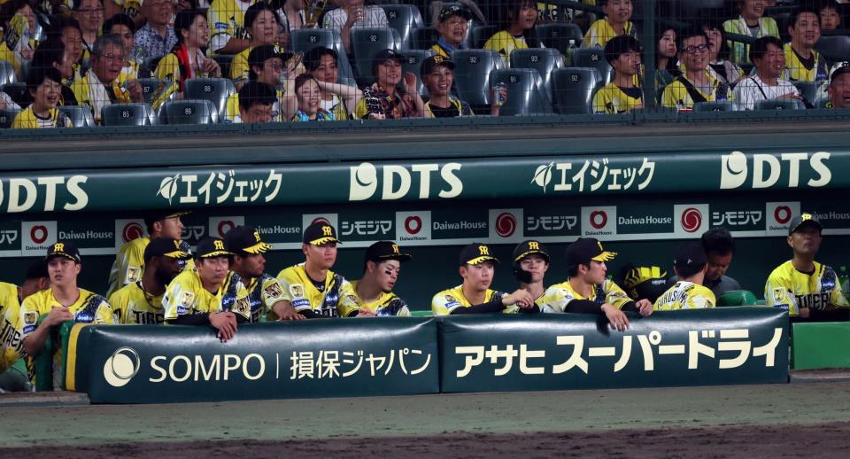 巨人に敗れ、グラウンドを見つめる阪神ナイン（撮影・山口登）