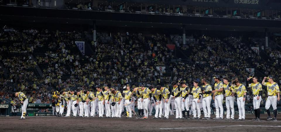巨人に連敗し、スタンドに一礼する阪神ナイン（撮影・西田忠信）