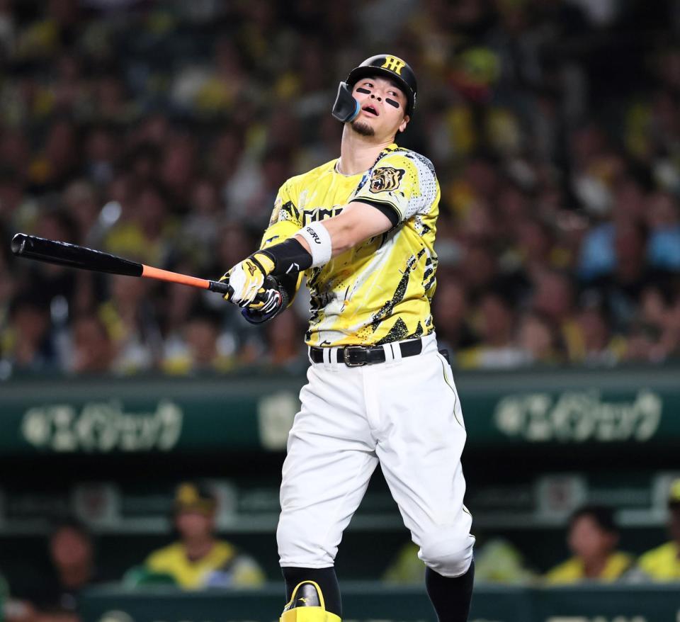 ８回、空振り三振に倒れる佐藤輝（撮影・田中太一）