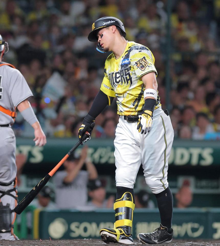 ５回、空振り三振に倒れる佐藤輝（撮影・西田忠信）