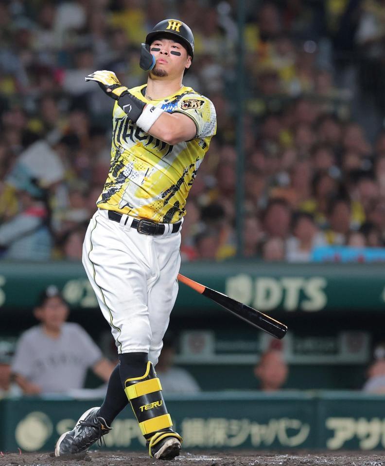 ５回、空振り三振に倒れる佐藤輝（撮影・西田忠信）