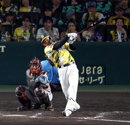 ９回、左前打を放つ立石（捕手・小林）＝撮影・山口登