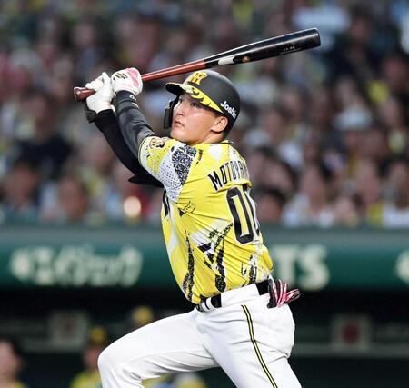 　３回、先制犠飛を放つ元山（撮影・田中太一）