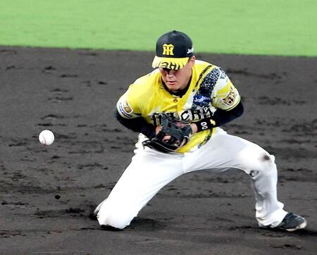 　４回、小浜の打球をファンブルする元山（撮影・立川洋一郎）