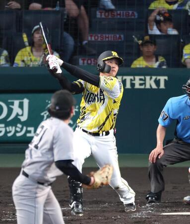 ３回、先制の左犠飛を放つ元山（撮影・山口登）
