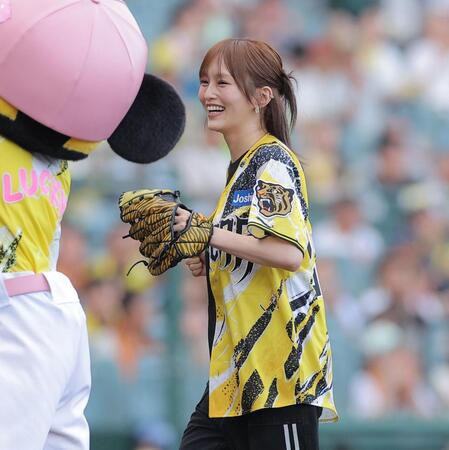 ファーストピッチセレモニーを終え、笑顔を見せる山本彩（撮影・西田忠信）