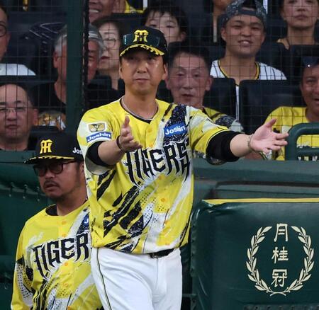 ４回、藤川監督は元山の判定にリプレー検証のリクエストをする（撮影・山口登）