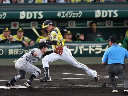 ４回、元山は送りバントをし一塁を駆け抜けるもアウトになる（撮影・山口登）