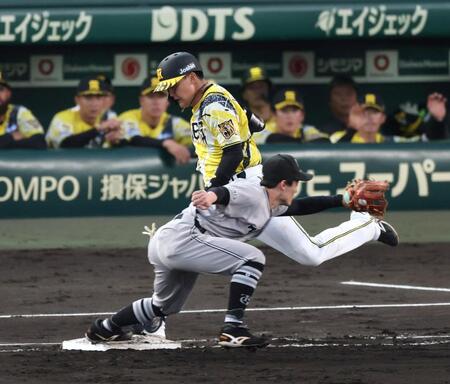 ４回、元山は送りバントをし一塁を駆け抜けるもアウトになる（撮影・山口登）