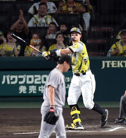 ６回、中越えに先制ソロを放つ佐藤輝（撮影・山口登）