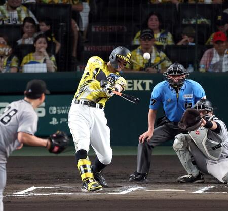 ６回、中越えに先制ソロを放つ佐藤輝（撮影・山口登）