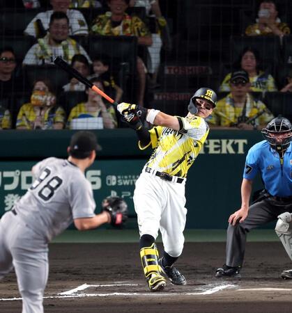 ６回、中越えに先制ソロを放つ佐藤輝（撮影・山口登）