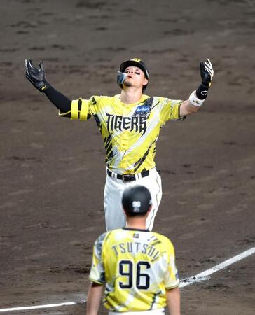 ６回、先制ソロを放ち、空を見上げ生還する佐藤輝（撮影・立川洋一郎）