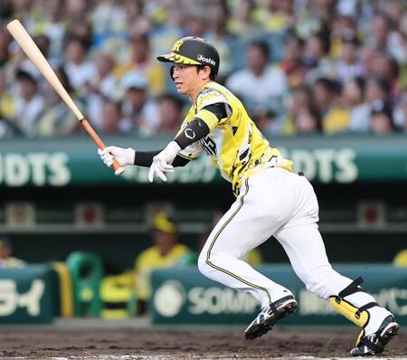 ３回、内野安打を放つ近本（撮影・田中太一）