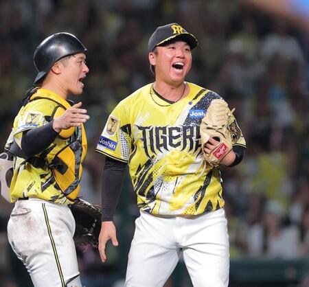 完封勝利を挙げ、坂本（左）と喜び合う村上（撮影・西田忠信）