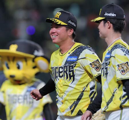 完封勝利を挙げ、笑顔を見せる村上（撮影・西田忠信）