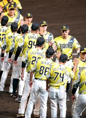 藤川監督（中央左）と勝利のタッチを交わす佐藤輝（同右）＝撮影・立川洋一郎
