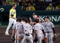 巨人に連敗し、ベンチを出て整列に向かう藤川監督（左）＝撮影・山口登