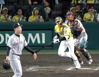 　９回、左前打を放つ立石（撮影・山口登）