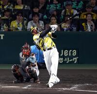 ９回、左前打を放つ立石（捕手・小林）＝撮影・山口登
