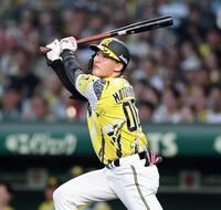 　３回、先制犠飛を放つ元山（撮影・田中太一）