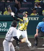 ３回、先制の左犠飛を放つ元山（撮影・山口登）