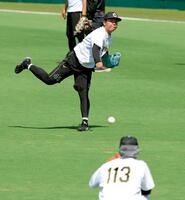 登板へ向けて調整する村上（撮影・立川洋一郎）