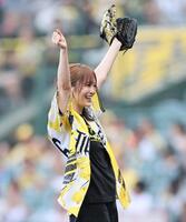 投げ終わって両手をあげる山本彩（撮影・田中太一）