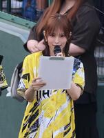 試合前、選手紹介する山本彩（撮影・山口登）